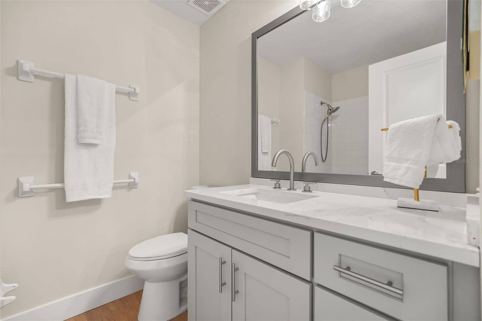 917 BERESFORD WAY, Lake Mary, FL 32746 Upstairs guest bathroom