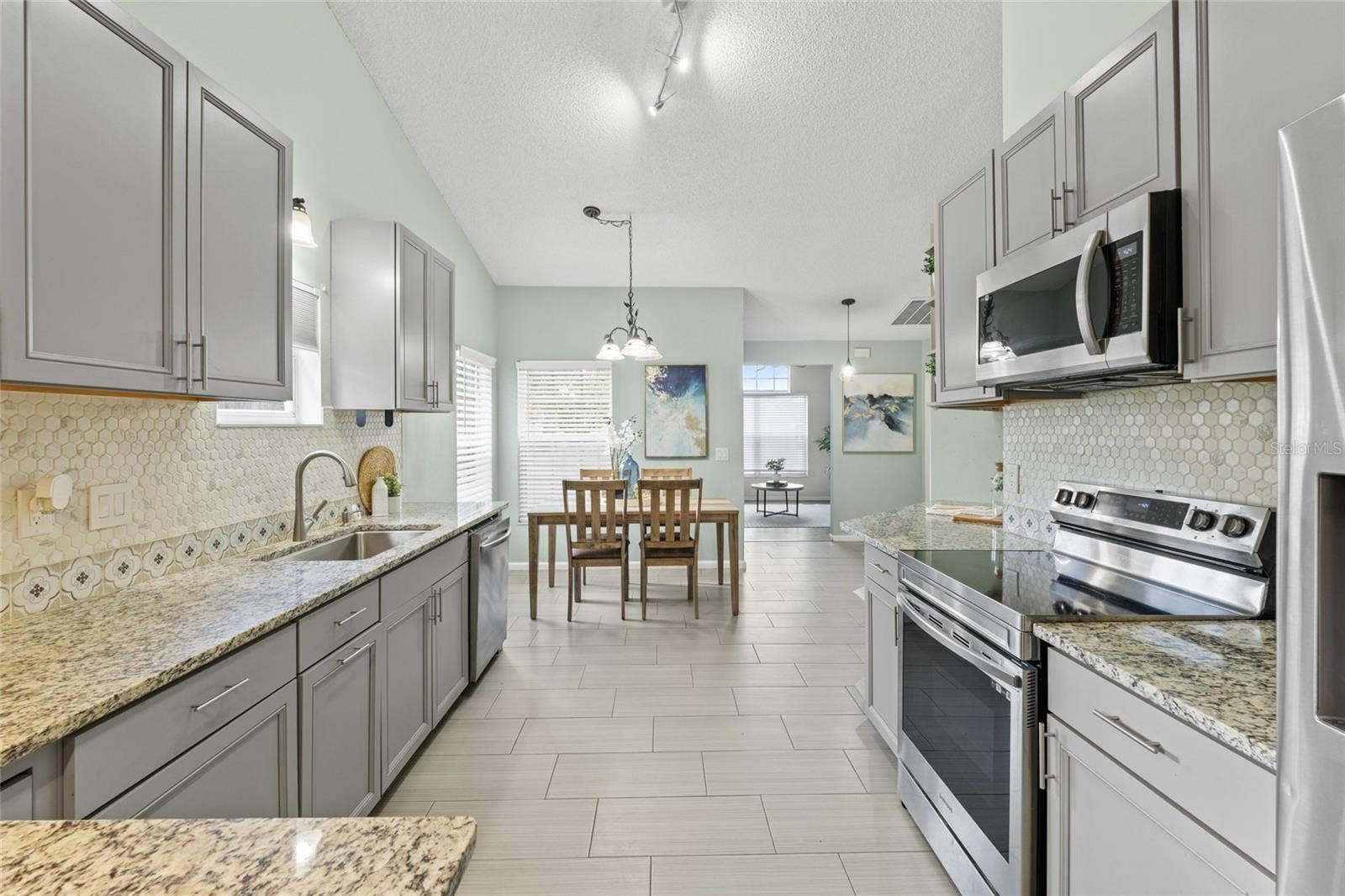 100 KELLY CIRCLE, Sanford, FL 32773 100 KELLY CIRCLE, Sanford, FL 32773