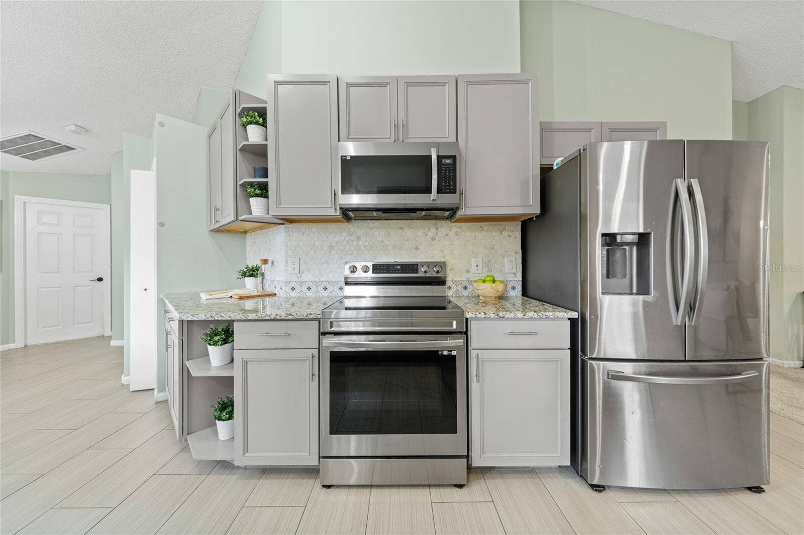 100 KELLY CIRCLE, Sanford, FL 32773 100 KELLY CIRCLE, Sanford, FL 32773