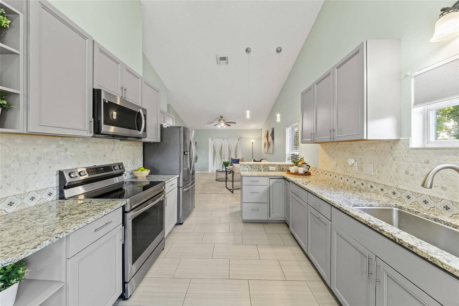 100 KELLY CIRCLE, Sanford, FL 32773 100 KELLY CIRCLE, Sanford, FL 32773