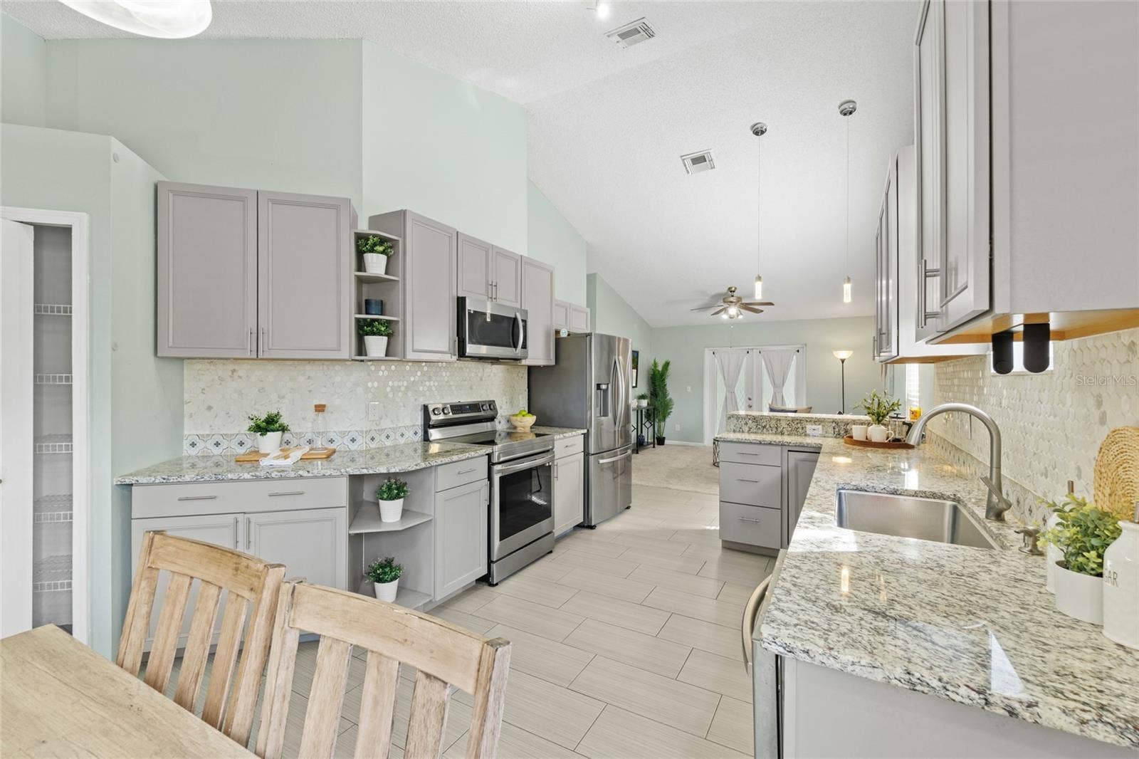 100 KELLY CIRCLE, Sanford, FL 32773 100 KELLY CIRCLE, Sanford, FL 32773
