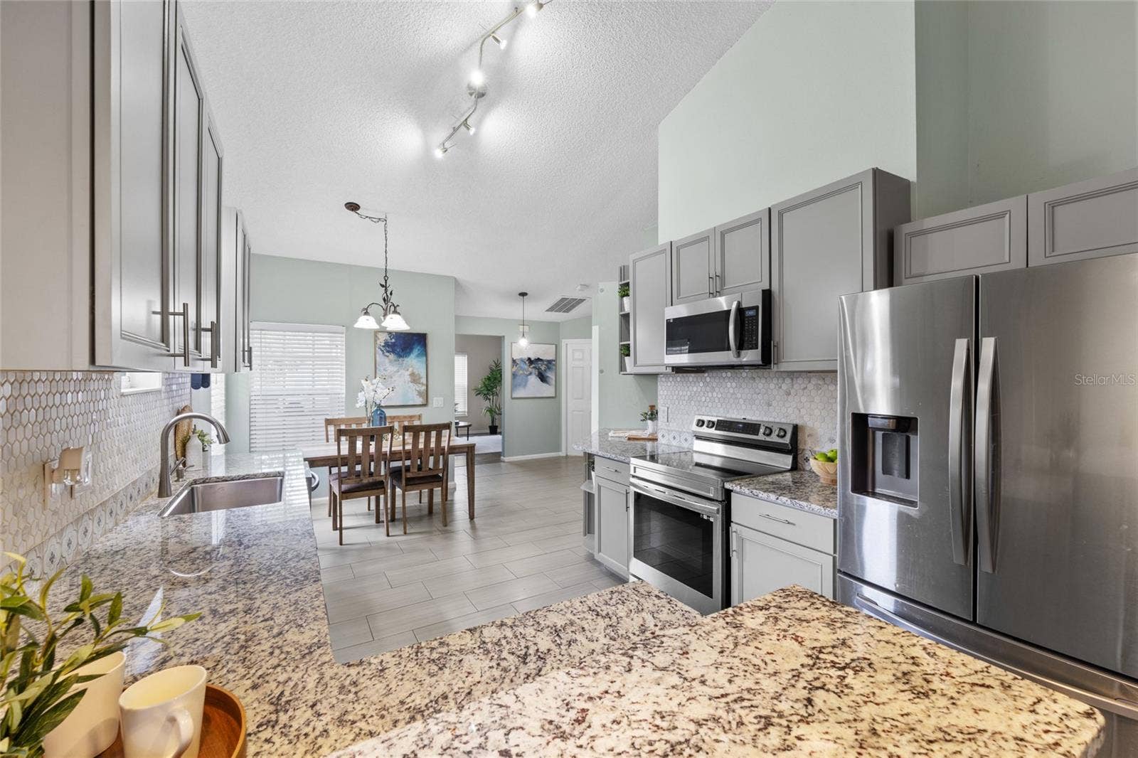 100 KELLY CIRCLE, Sanford, FL 32773 100 KELLY CIRCLE, Sanford, FL 32773