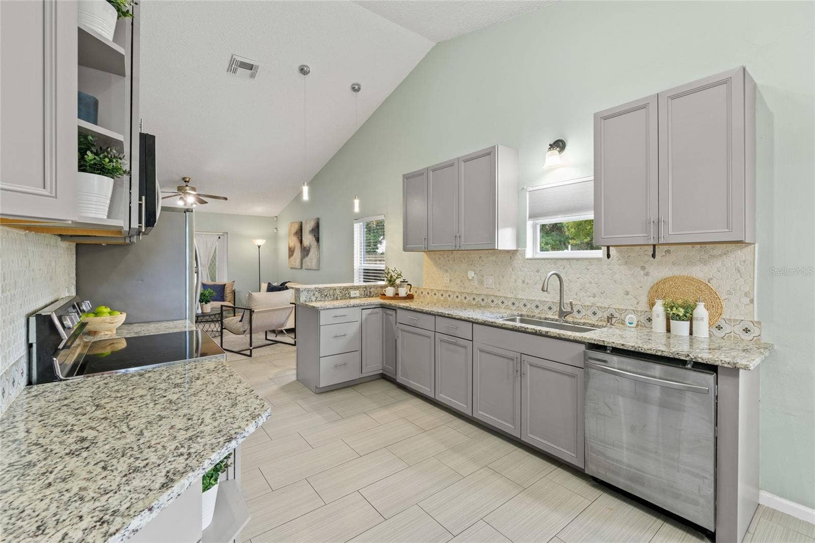 100 KELLY CIRCLE, Sanford, FL 32773 100 KELLY CIRCLE, Sanford, FL 32773