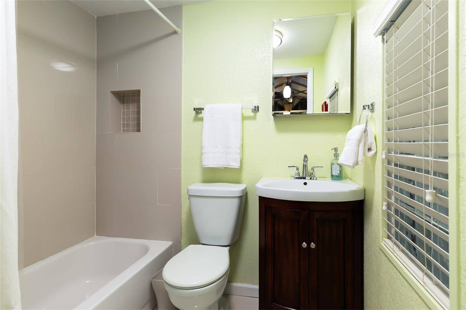 1036 DELANEY AVENUE, Orlando, FL 32806 In-Law Quarter Bathroom