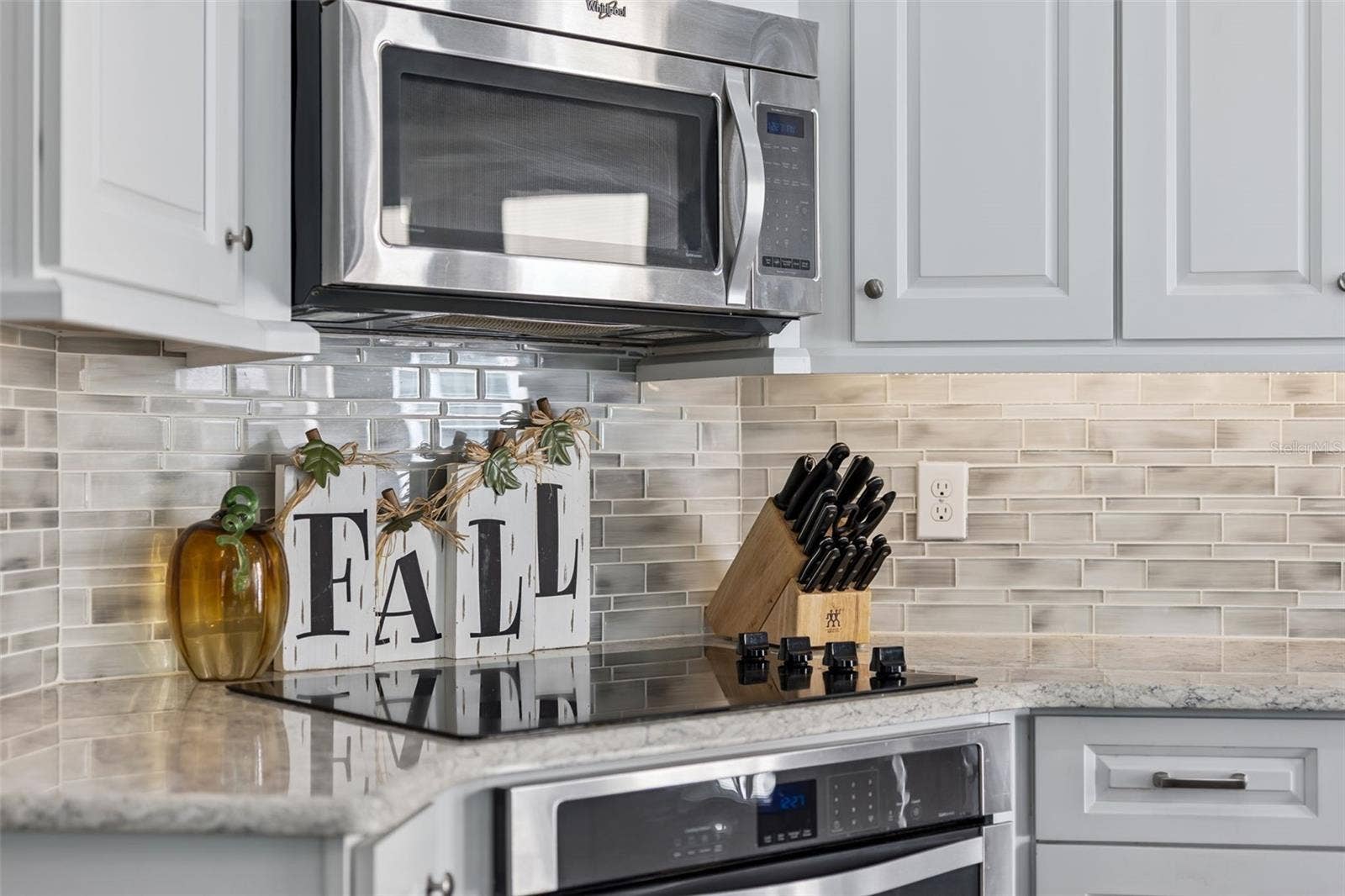 900 LOBELIA DRIVE, Lake Mary, FL 32746 Kitchen with upgraded cooktop and backsplash
