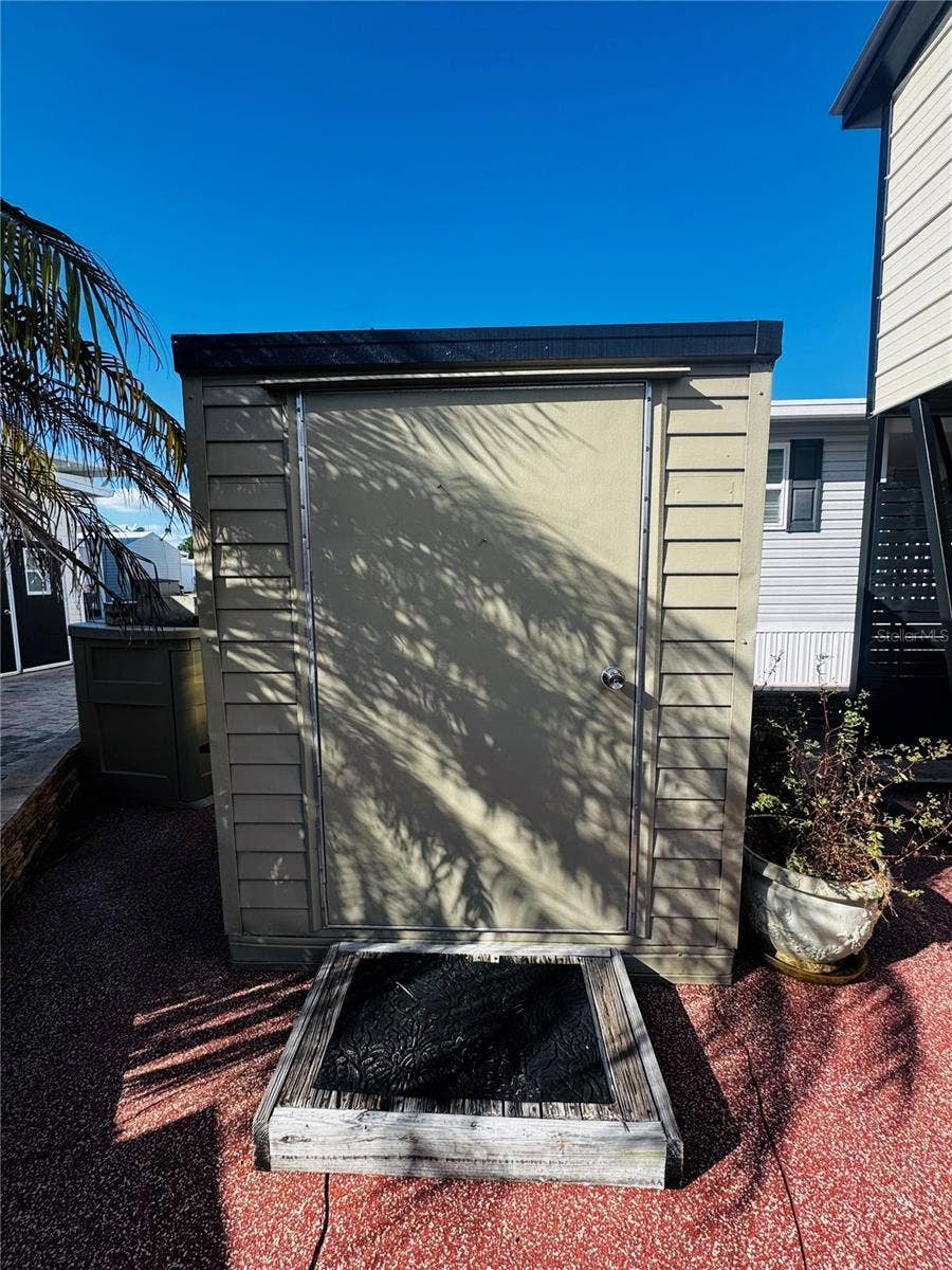 321 ST GEORGE DRIVE, Davenport, FL 33837 Small shed for your tools!