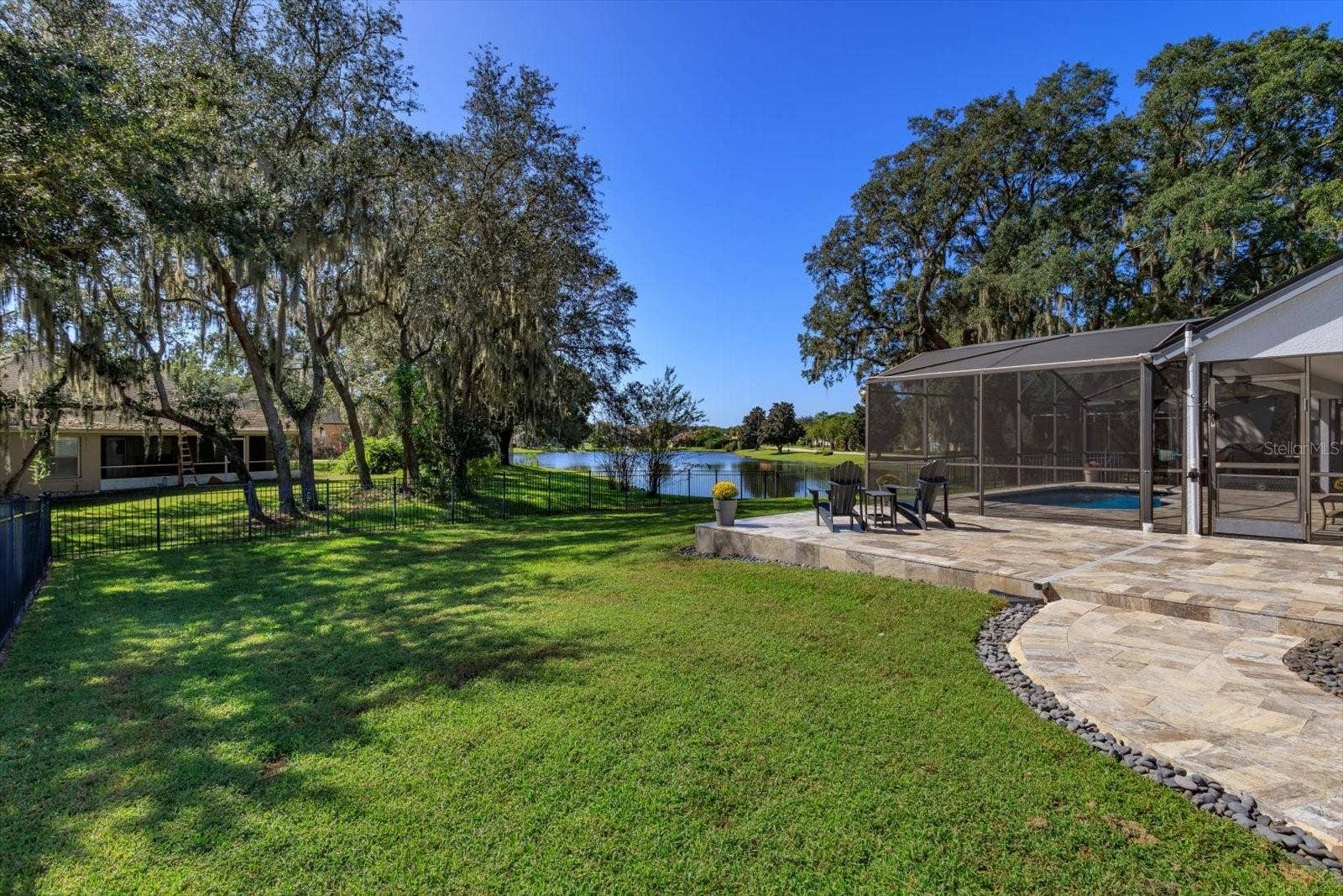 6887 HIDDEN GLADE PLACE, Sanford, FL 32771 Spacious side yard with travertine patio and walkway to front