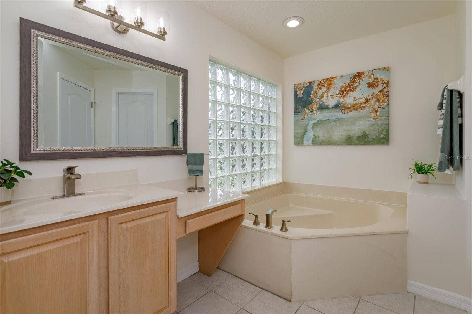 6887 HIDDEN GLADE PLACE, Sanford, FL 32771 Her primary bathroom features corner tub, knee space and private water closet