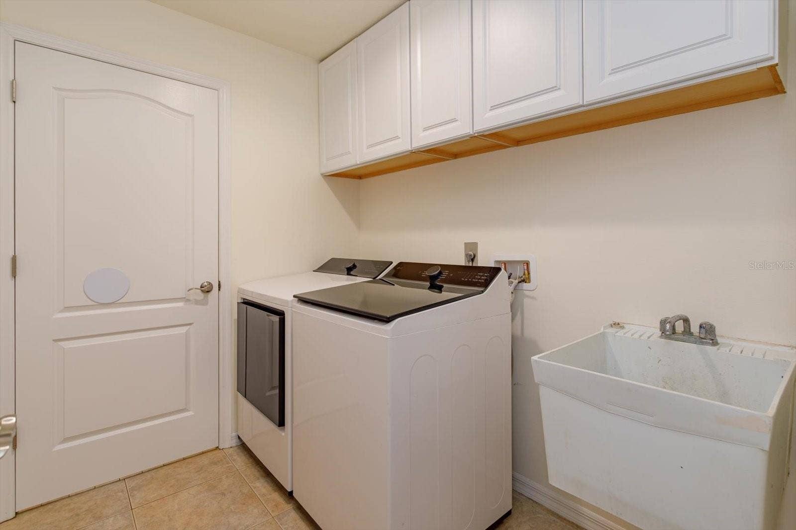 6887 HIDDEN GLADE PLACE, Sanford, FL 32771 Laundry room with built in cabinets and sink