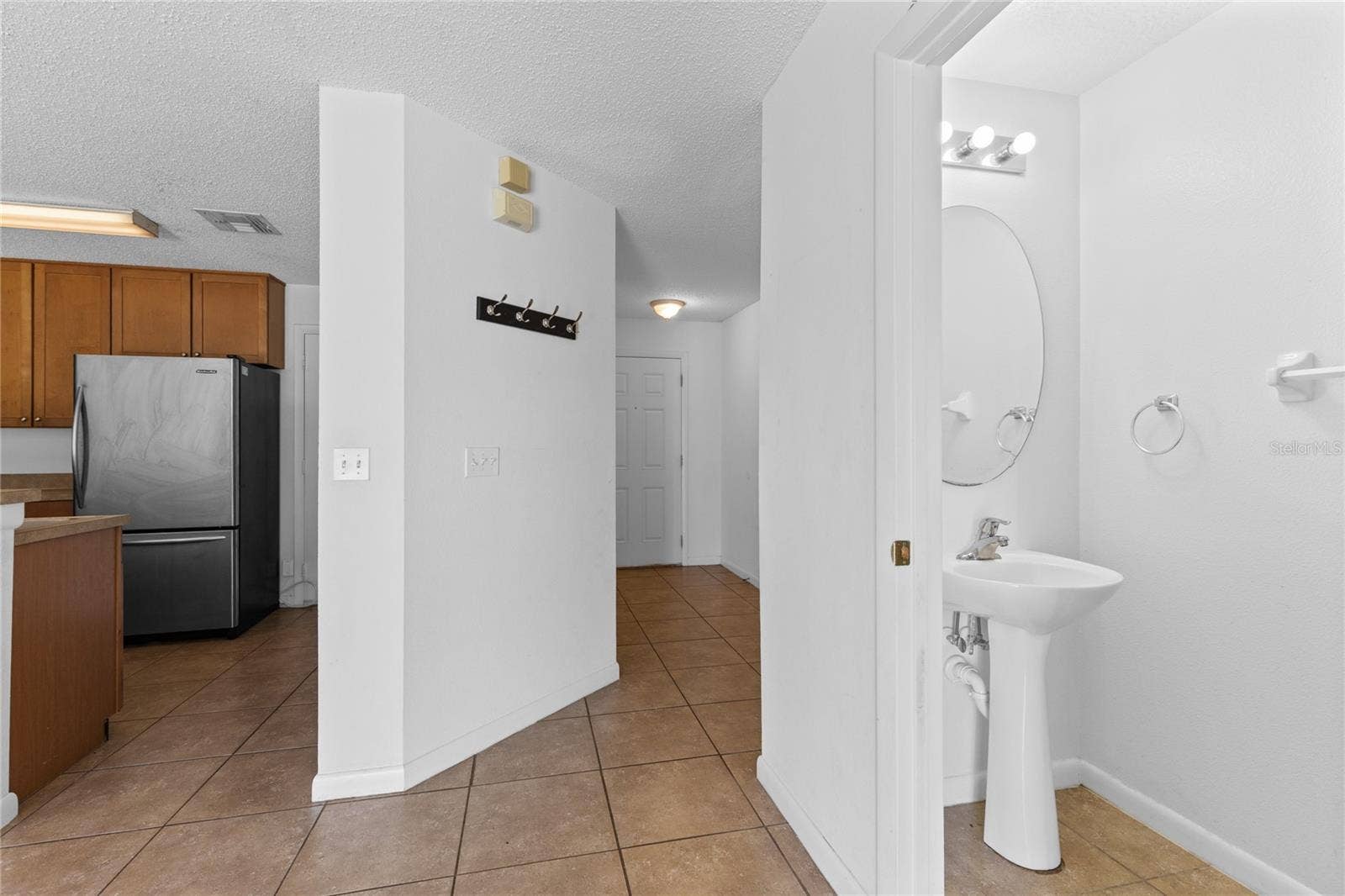12916 LEXINGTON SUMMIT STREET, Orlando, FL 32828 Half bath off of Living room