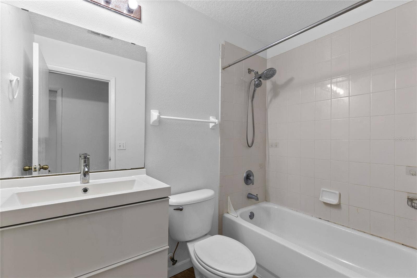 12916 LEXINGTON SUMMIT STREET, Orlando, FL 32828 Guest Bathroom