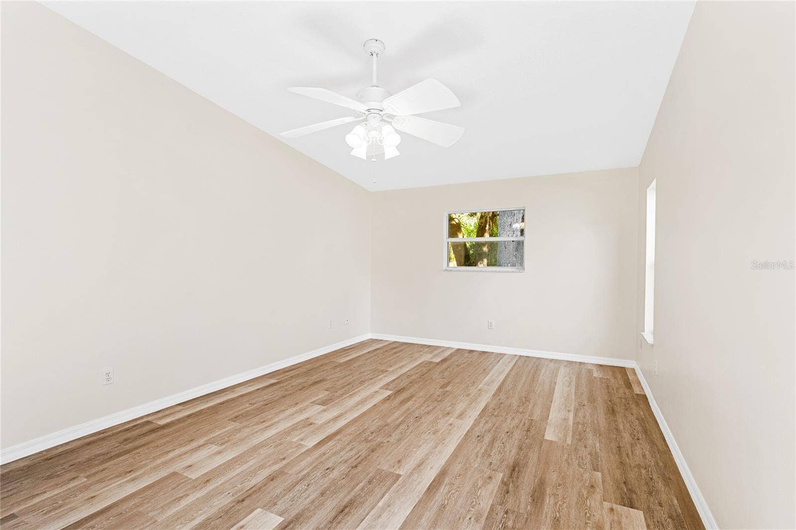 32656 OAK PARK DRIVE, Leesburg, FL 34748 32656 OAK PARK DRIVE, Leesburg, FL 34748