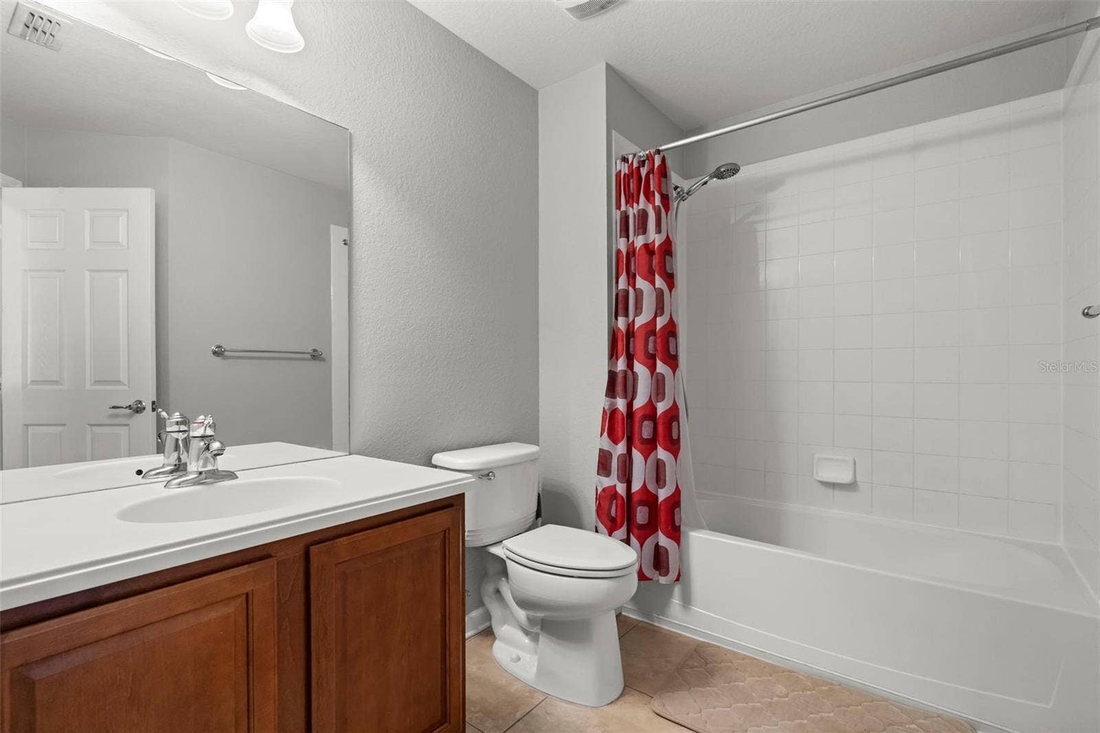 1119 LEVENSOR COURT, Sanford, FL 32771 Upstairs Guest Bathroom
