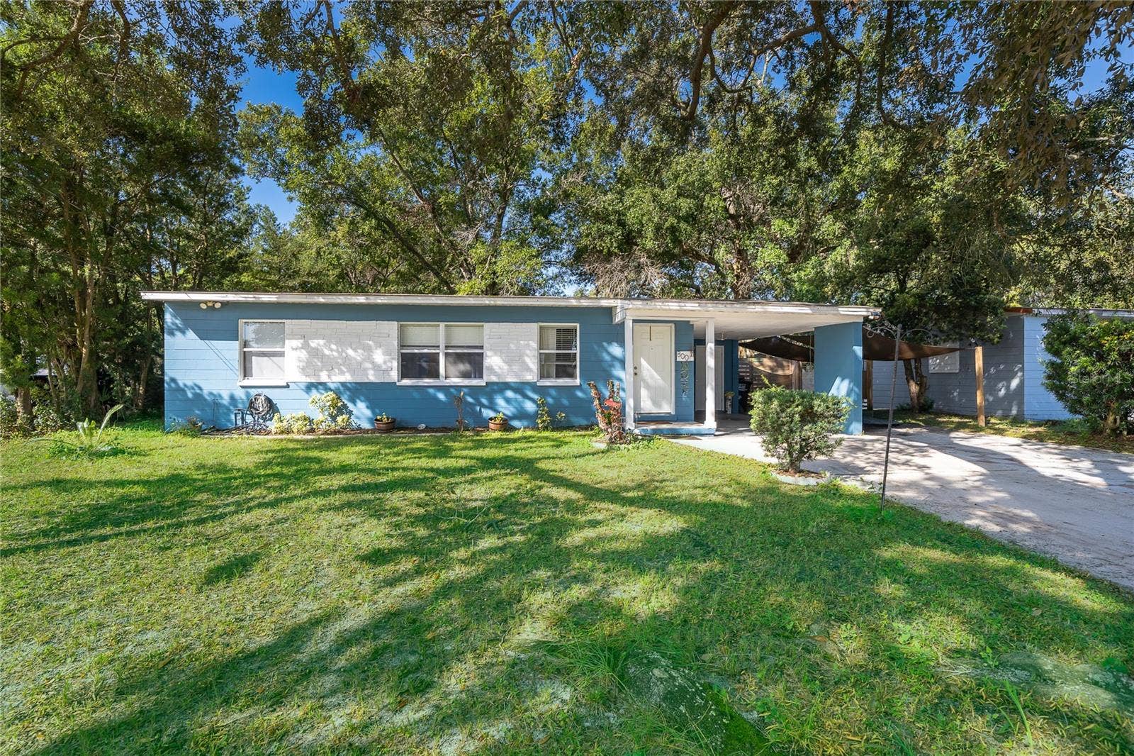 800 DORADO AVENUE, Orlando, FL 32807 Welcome home. Spacious front lawn!