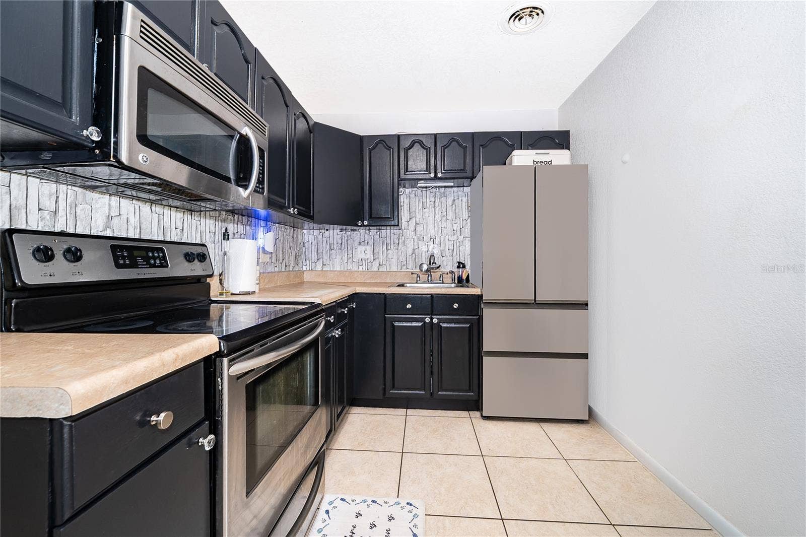 800 DORADO AVENUE, Orlando, FL 32807 Another look at the kitchen, offering convenient storage, practical workspace, and everything you need for everyday cooking.