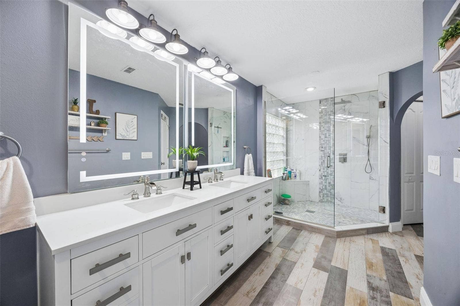 1505 Grassy Ridge Ln - Updated primary bathroom