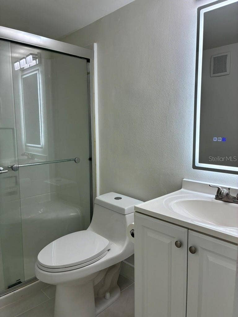 5999 VILLAGE CIRCLE, #990, Orlando, FL 32822 Master shower