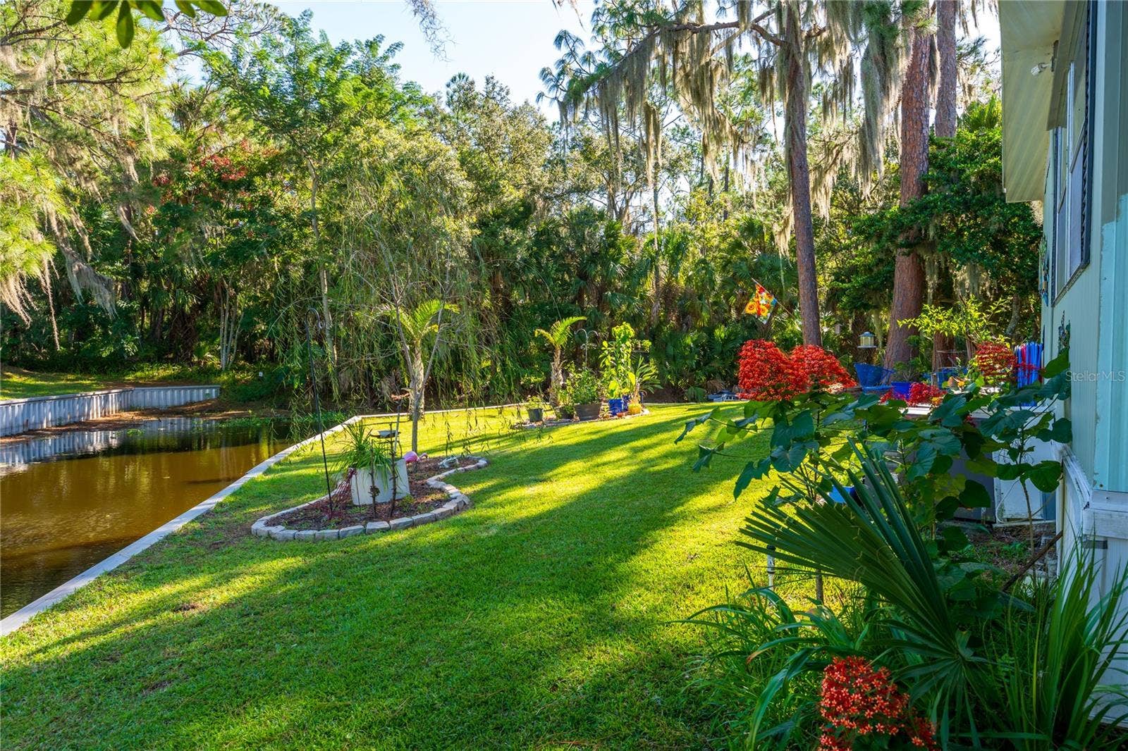 130 PINEY RIDGE, Eustis, FL 32726 Back Yard into the Canal