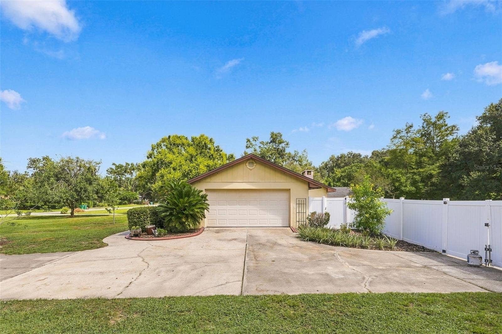 2460 E CROOKED LAKE CLUB BOULEVARD, Eustis, FL 32726 2460 E CROOKED LAKE CLUB BOULEVARD, Eustis, FL 32726