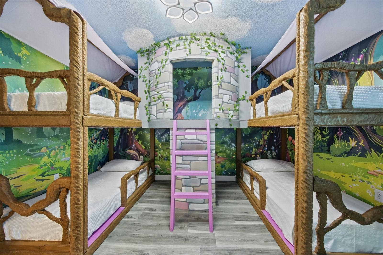 1540 MAIDSTONE COURT, Davenport, FL 33896 Forest-themed bunk room