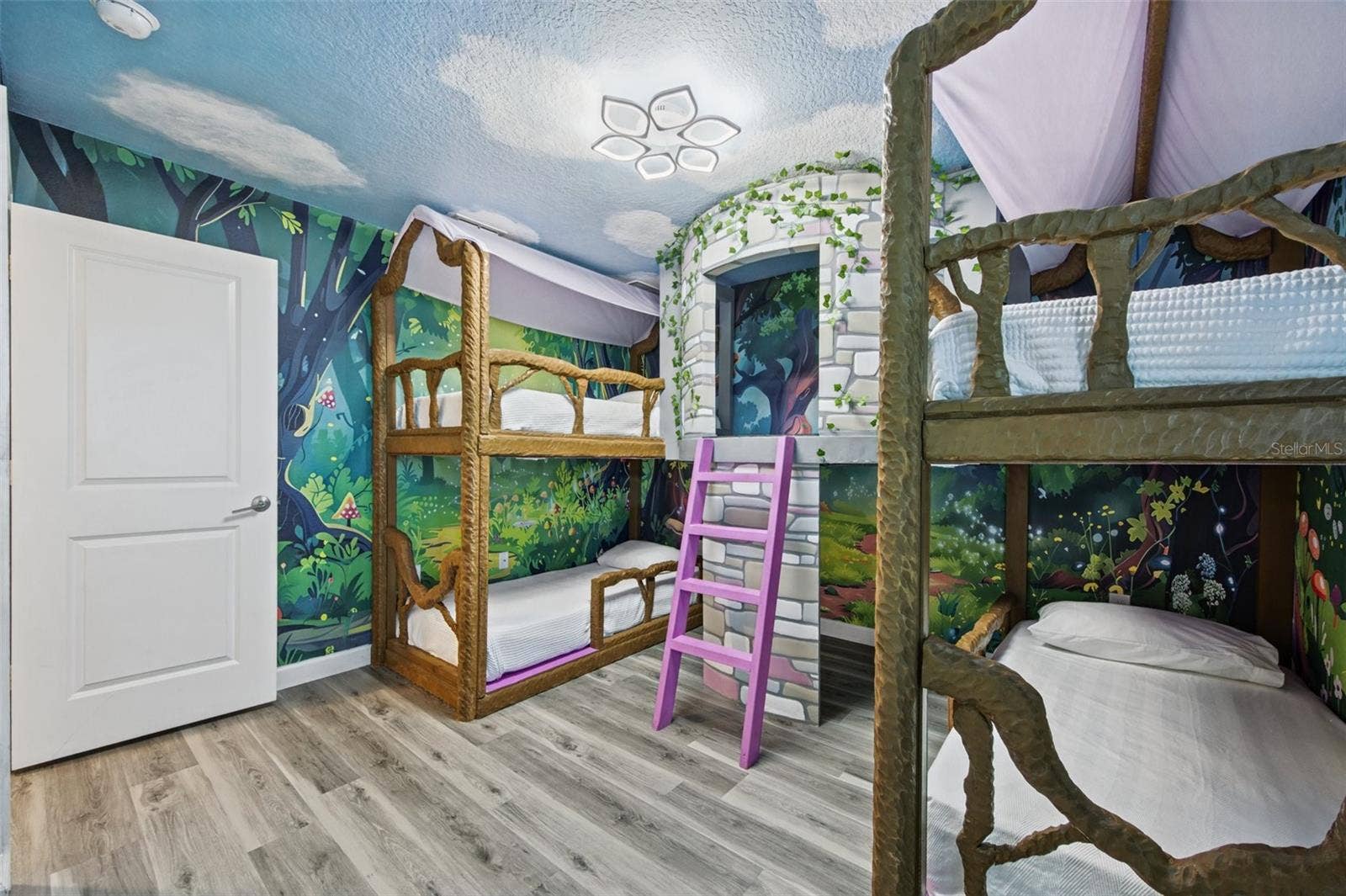 1540 MAIDSTONE COURT, Davenport, FL 33896 Forest-themed bunk room