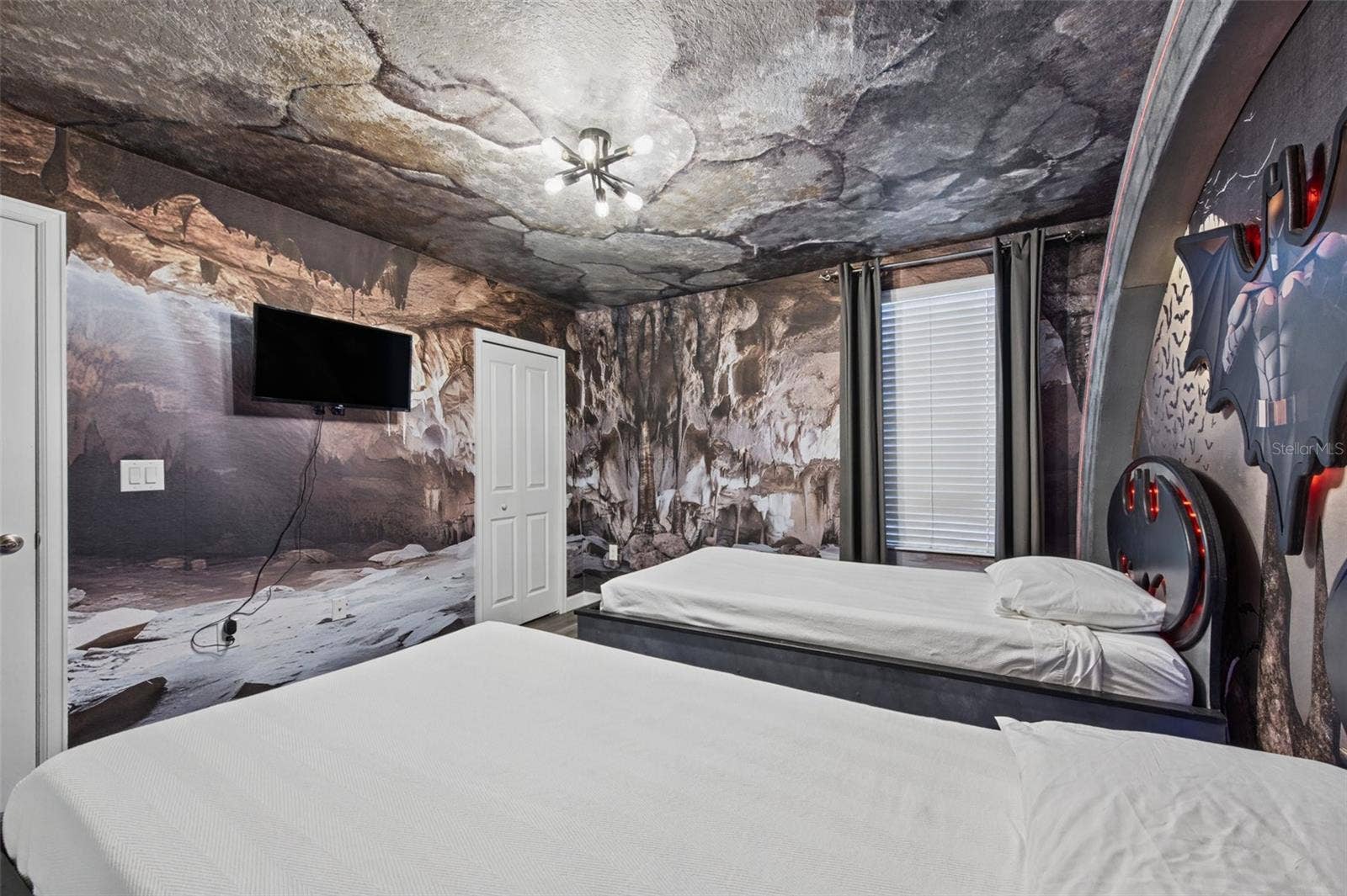 1540 MAIDSTONE COURT, Davenport, FL 33896 Superhero-themed twin bedroom