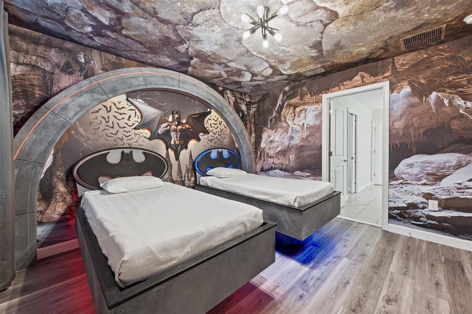 1540 MAIDSTONE COURT, Davenport, FL 33896 Superhero-themed twin bedroom