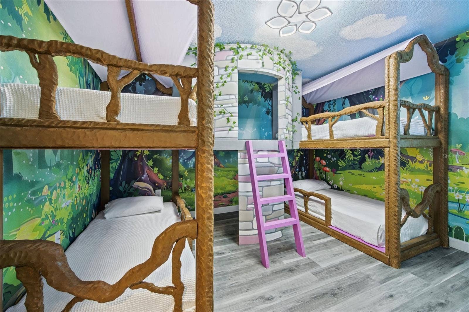 1540 MAIDSTONE COURT, Davenport, FL 33896 Forest-themed bunk room