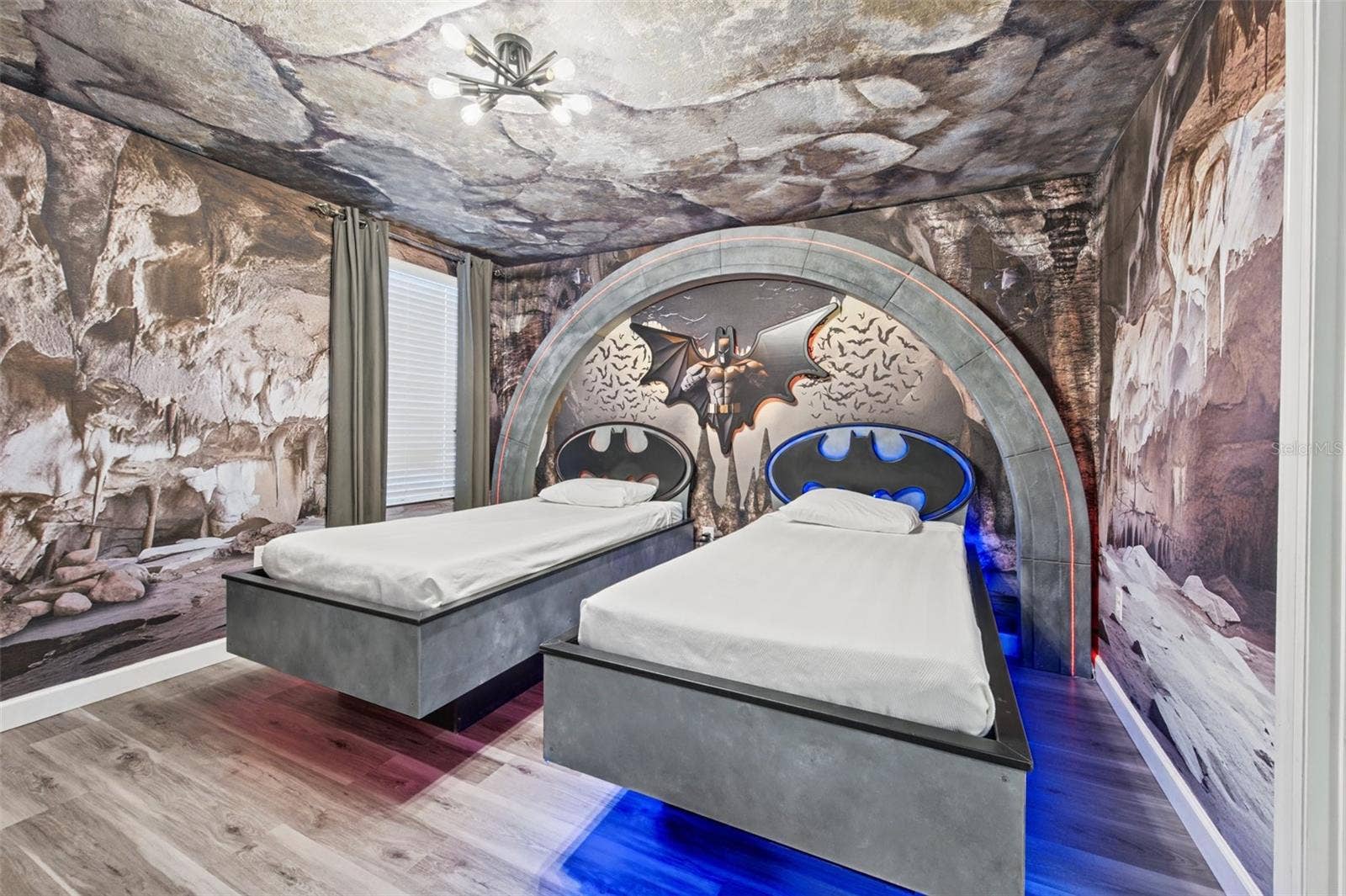 1540 MAIDSTONE COURT, Davenport, FL 33896 Superhero-themed twin bedroom