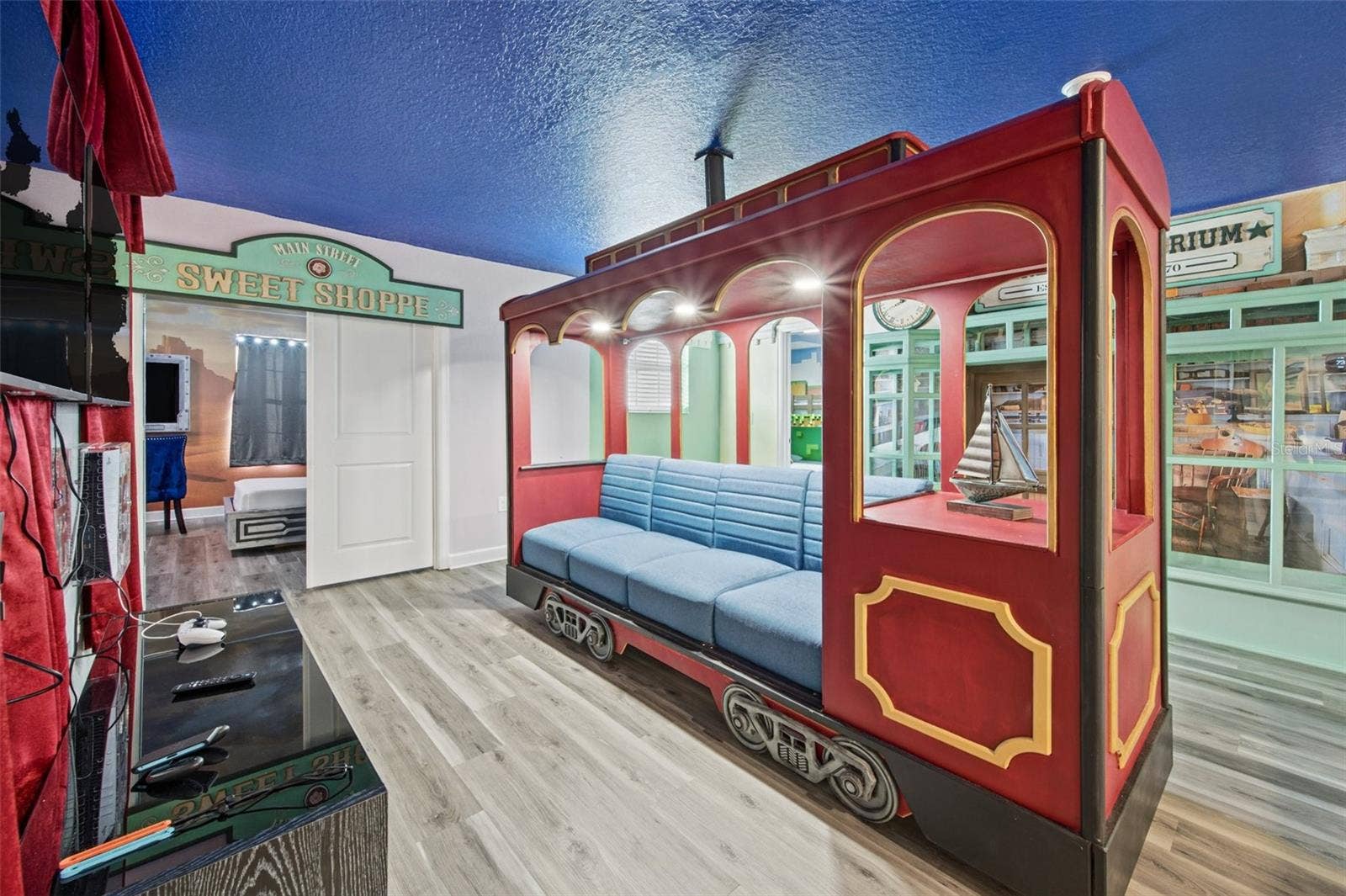 1540 MAIDSTONE COURT, Davenport, FL 33896 Themed bonus room