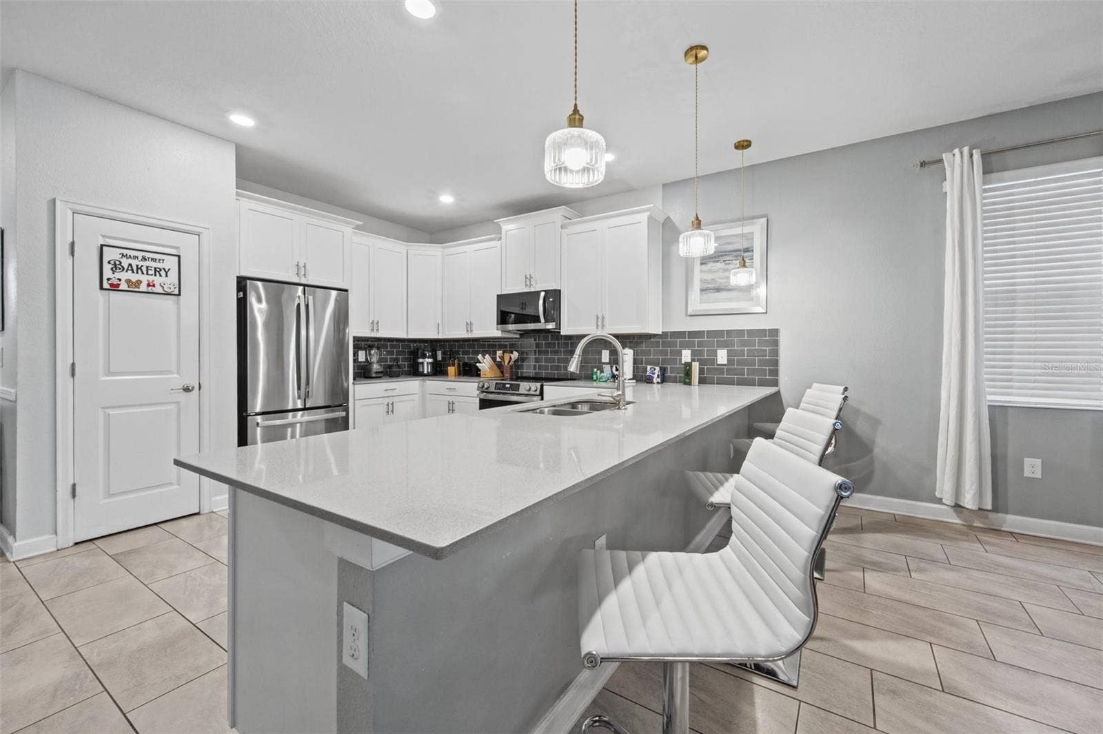 1540 MAIDSTONE COURT, Davenport, FL 33896 Kitchen island with seating
