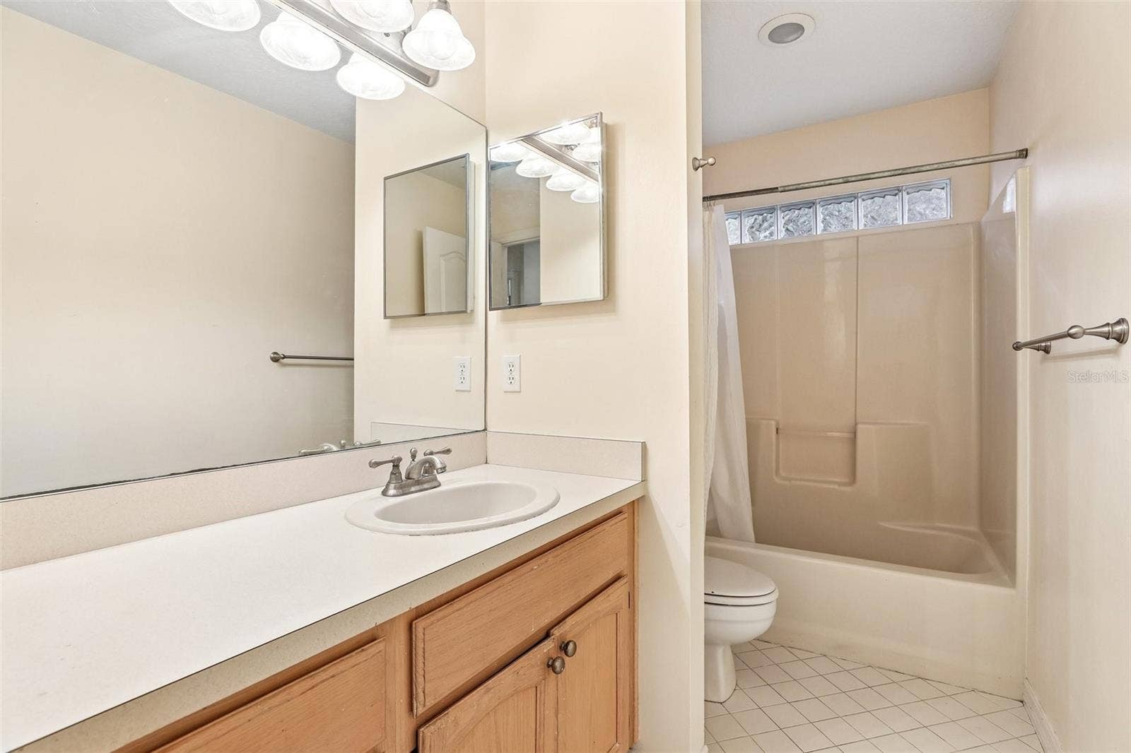 7891 BRIDGESTONE DRIVE, Orlando, FL 32835 Shared Hallway Bath