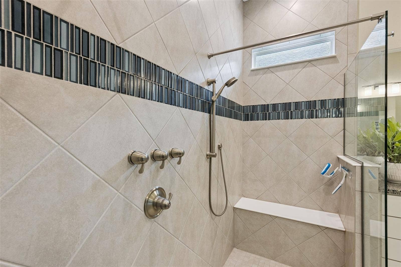 Primary en-suite bathroom