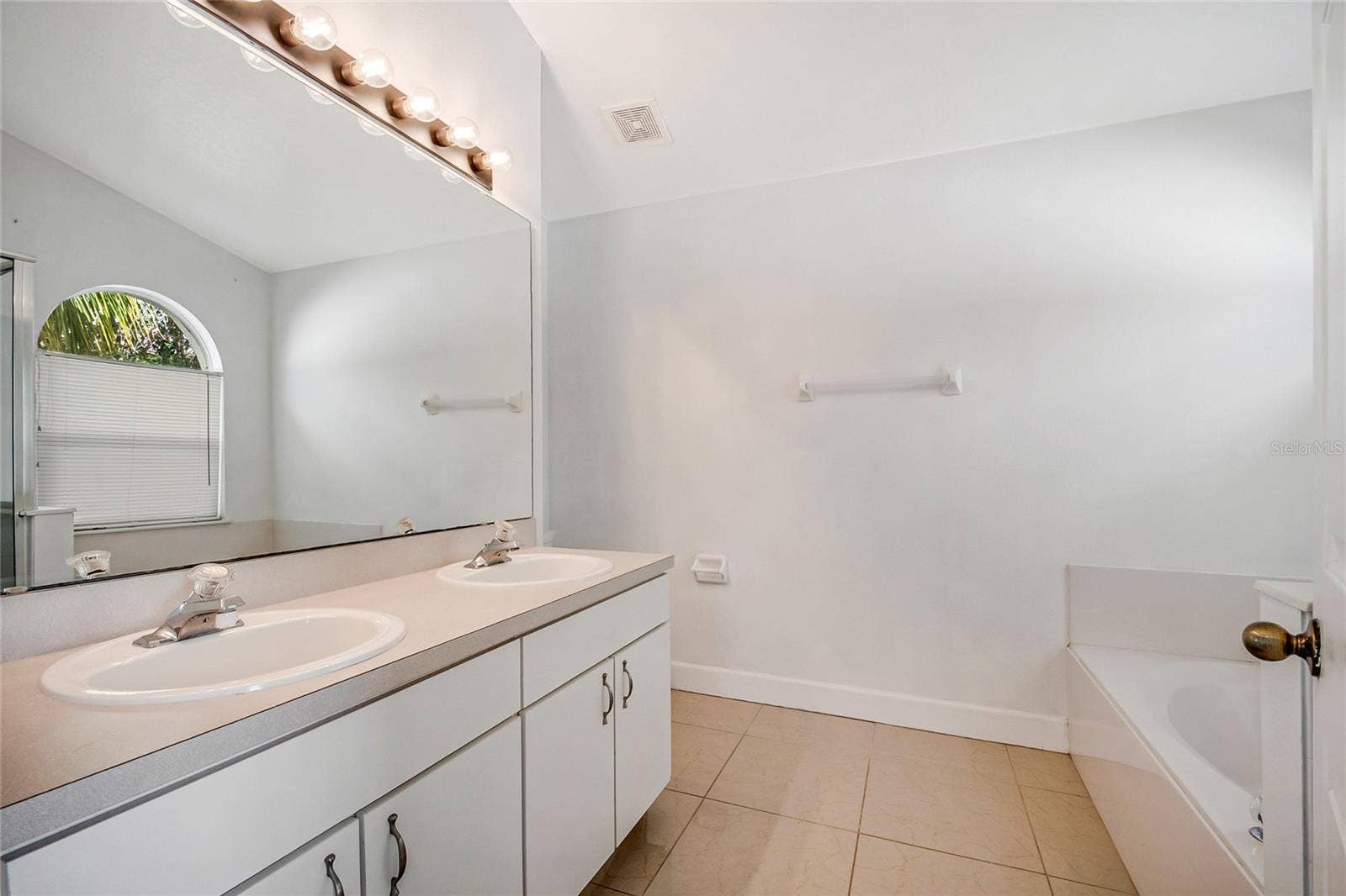 12471 CASTLEMAIN TRAIL, Orlando, FL 32828 MASTER BATH