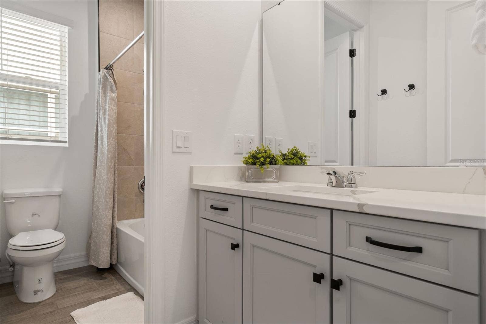 2013 VALENCIA BLOSSOM STREET, Clermont, FL 34711 Hall bathroom