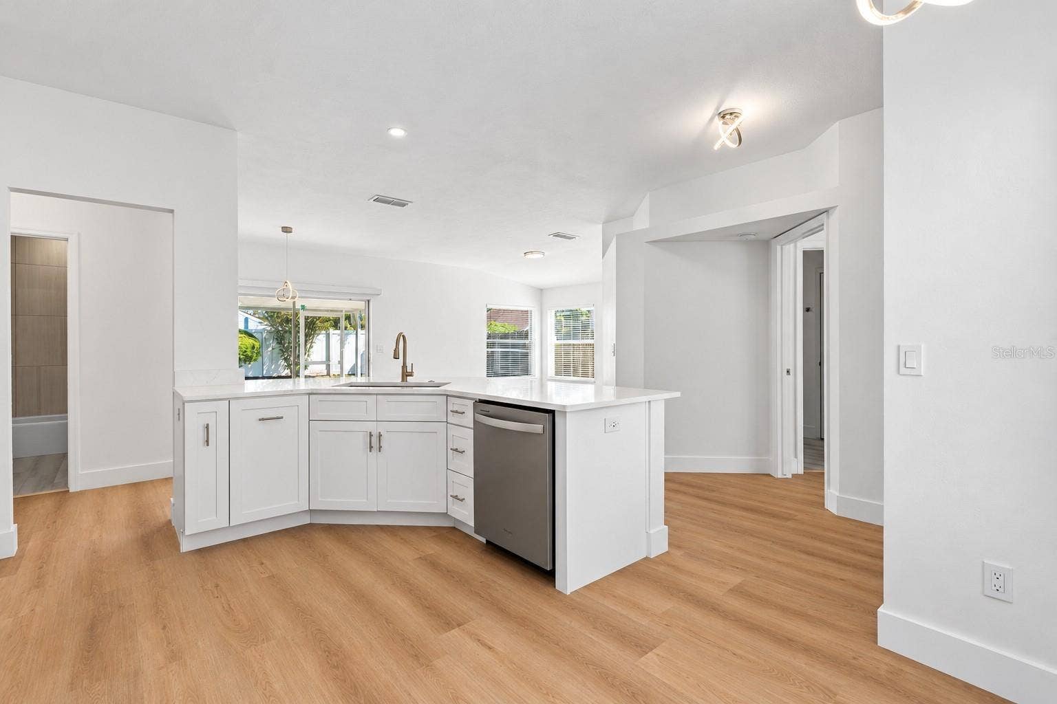 573 SHORT PINE CIRCLE, Orlando, FL 32807 573 SHORT PINE CIRCLE, Orlando, FL 32807