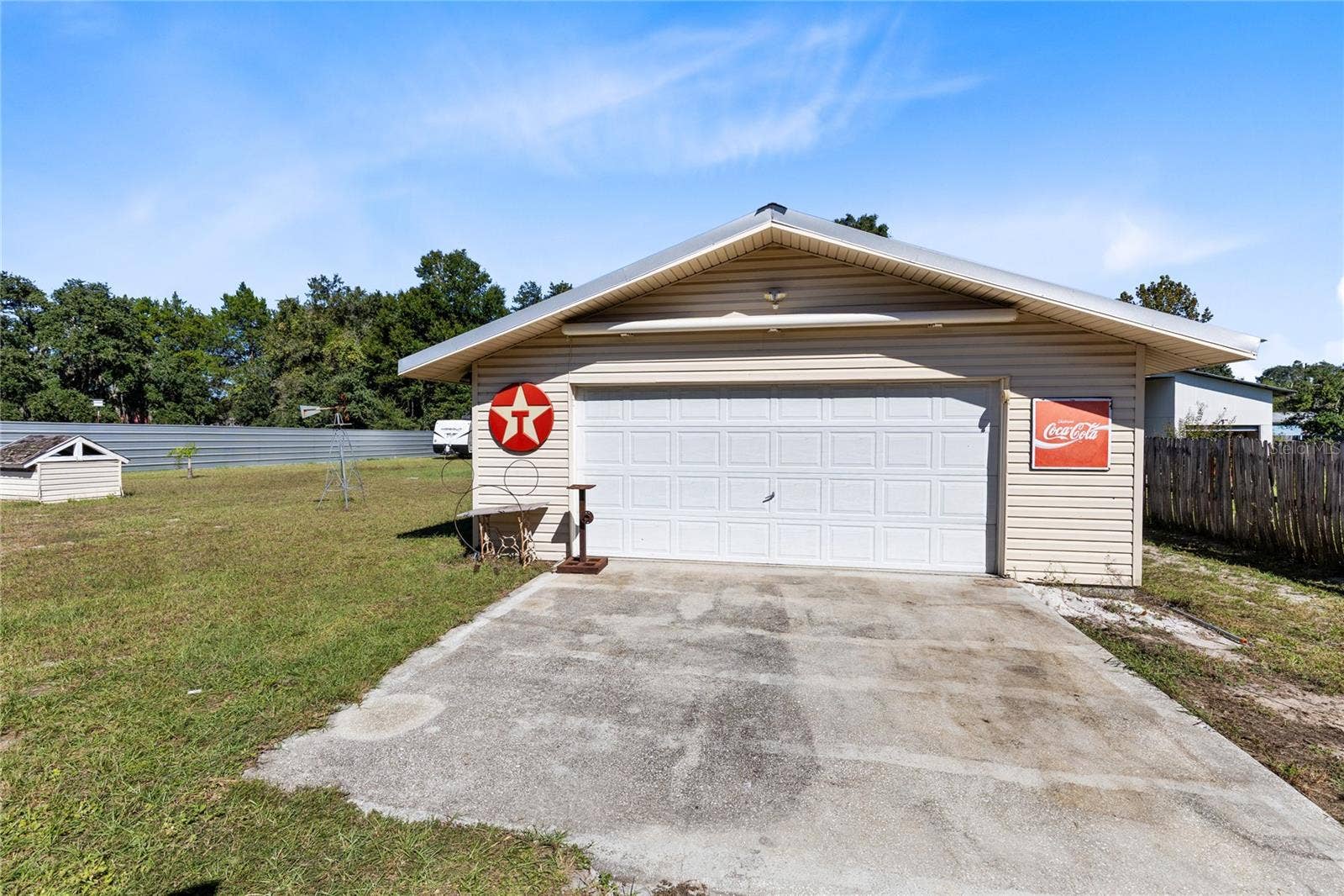 13419 MARYLAND AVENUE, Astatula, FL 34705 Detached garage.