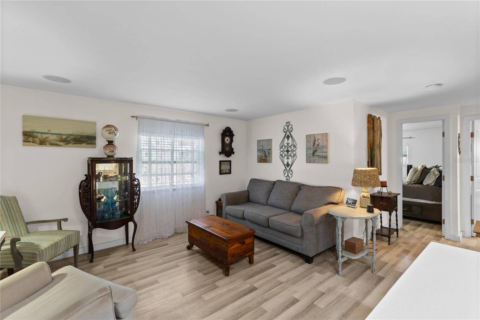 13419 MARYLAND AVENUE, Astatula, FL 34705 Living room.