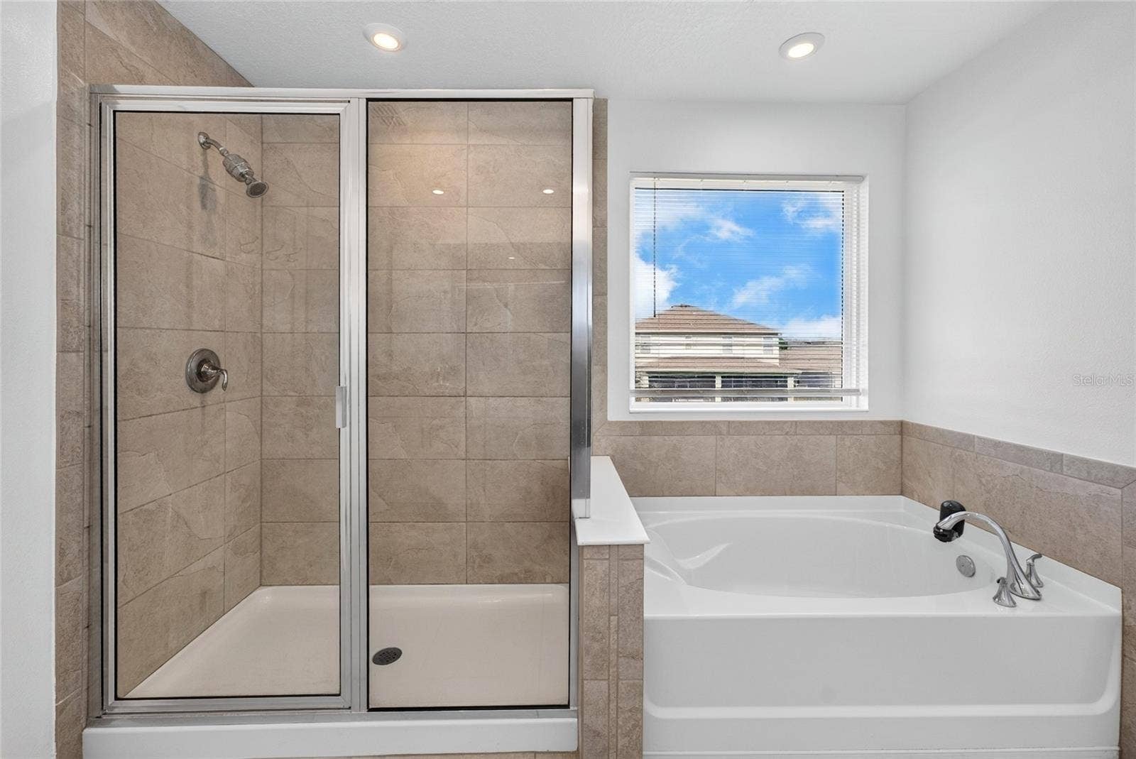 2960 ANGELONIA THORN WAY, Clermont, FL 34711 Primary bathroom shower and tub 2