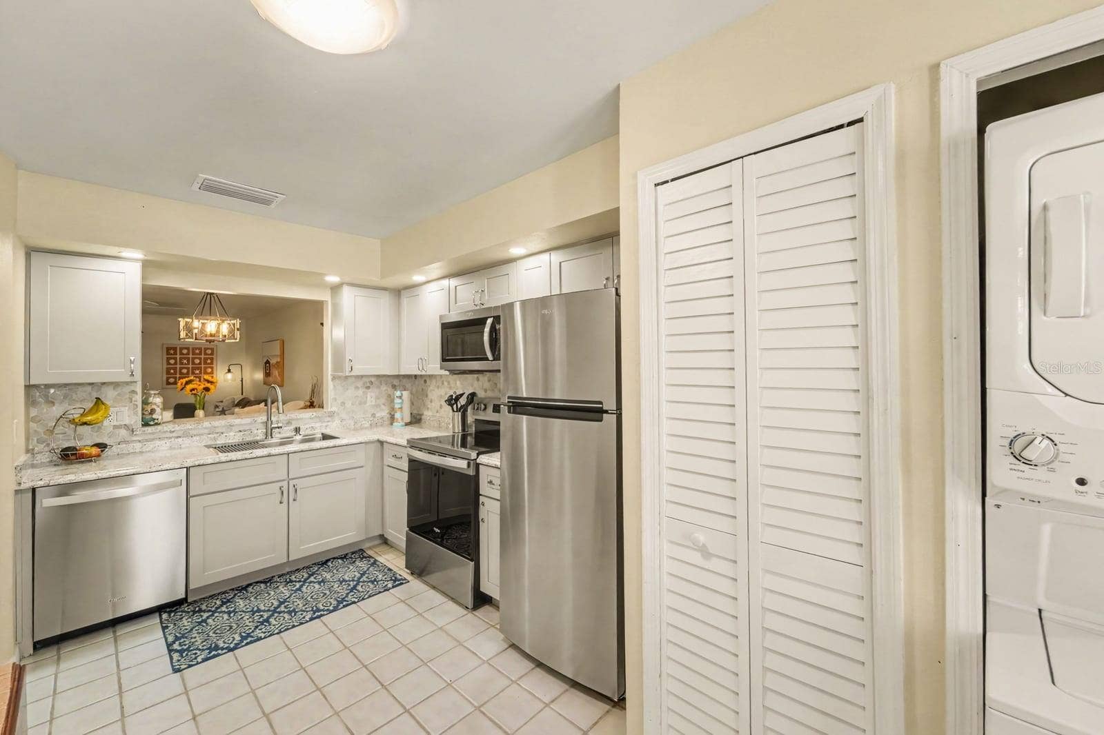 143 CROWN POINT CIRCLE, #143, Longwood, FL 32779 Bright Kitchen with White Cabinetry and Granite Countertops