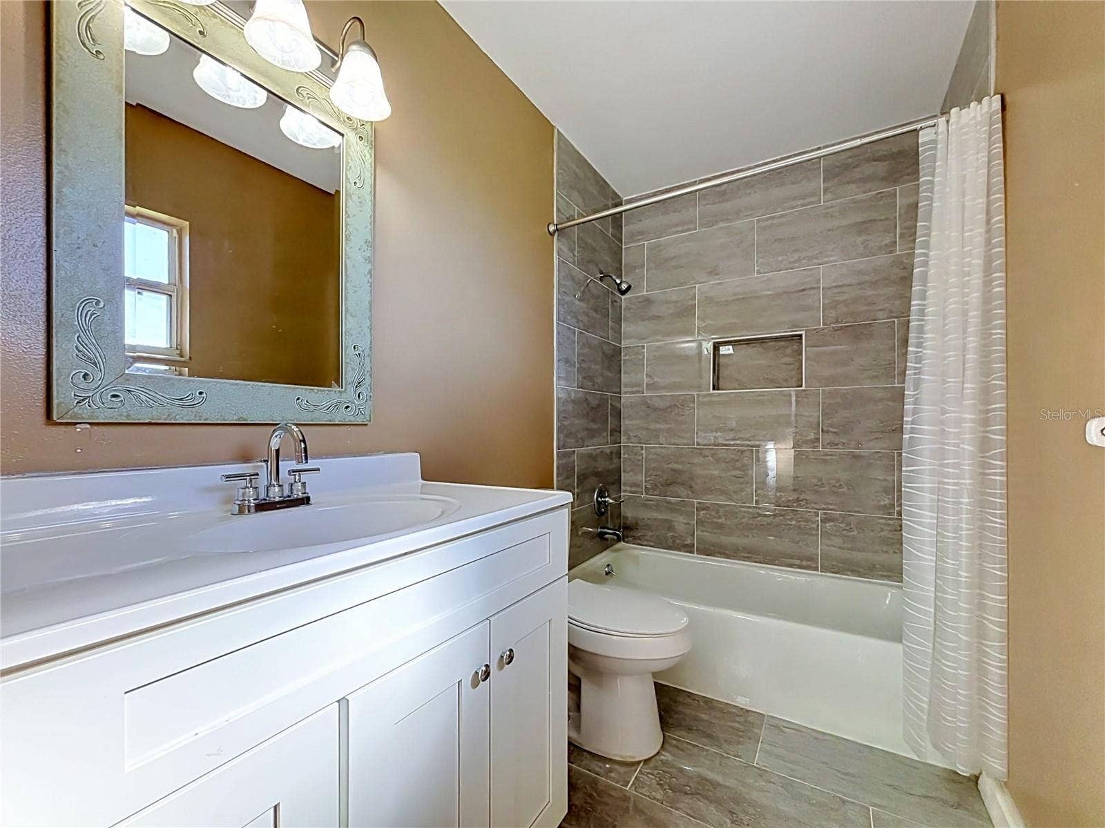 3427 LAKEVIEW DRIVE, Winter Haven, FL 33884 3427 LAKEVIEW DRIVE, Winter Haven, FL 33884