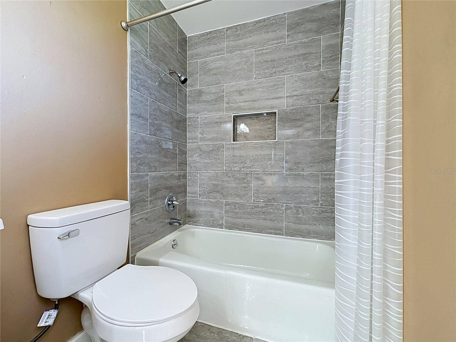 3427 LAKEVIEW DRIVE, Winter Haven, FL 33884 3427 LAKEVIEW DRIVE, Winter Haven, FL 33884