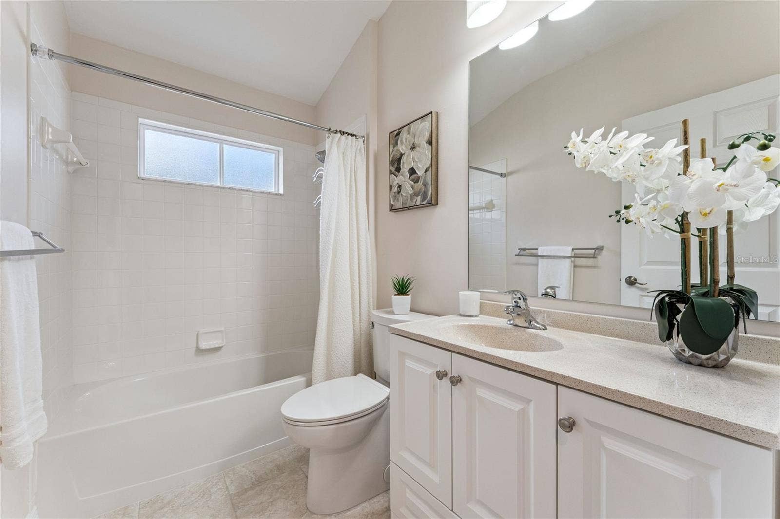 Guest Bathroom w/ tub/shower combo