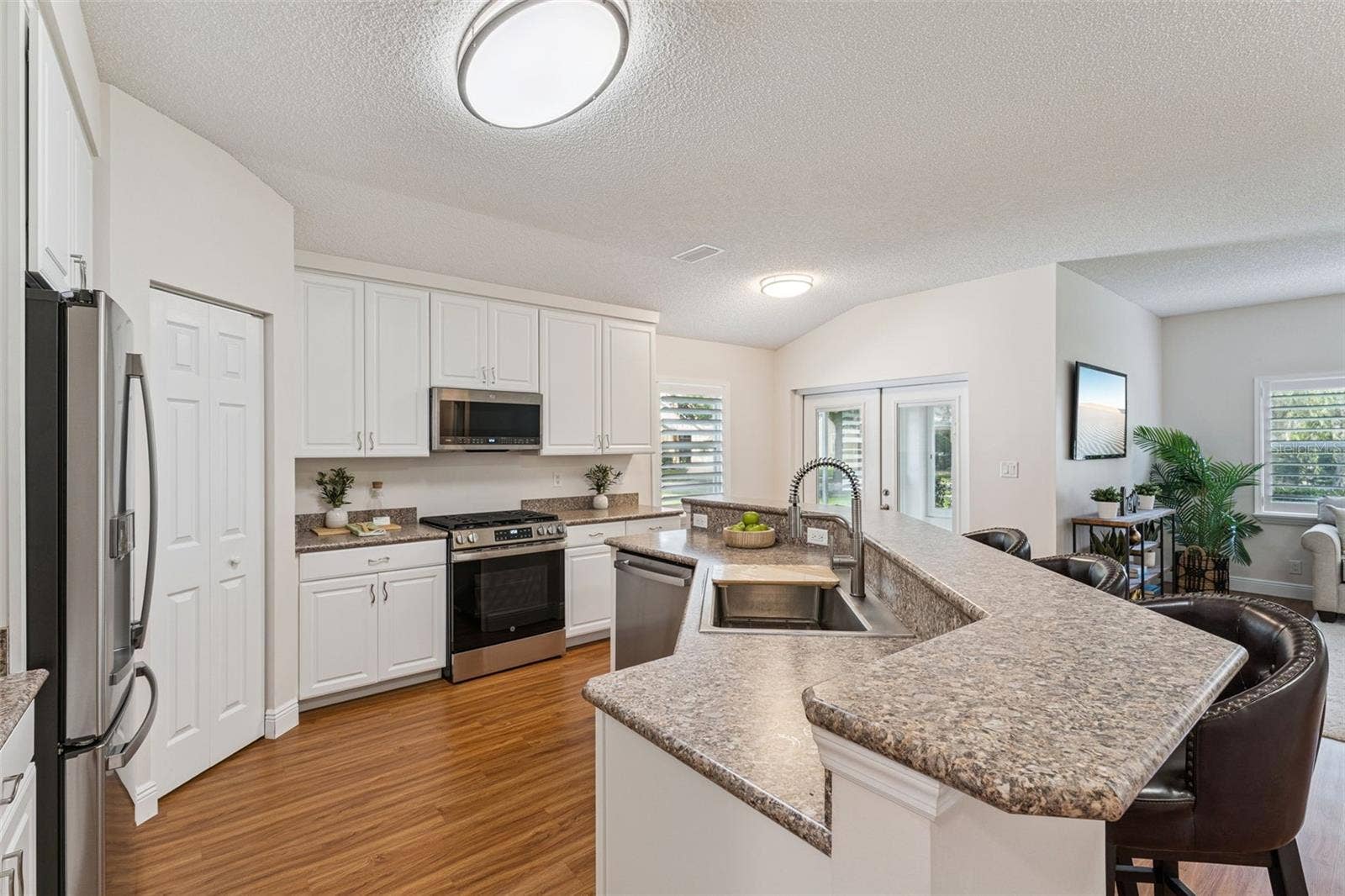 13'6" x 12' Kitchen w/ 42" "soft close" cabinets, laminate countertop, large single basin sink & stainless steel appliances