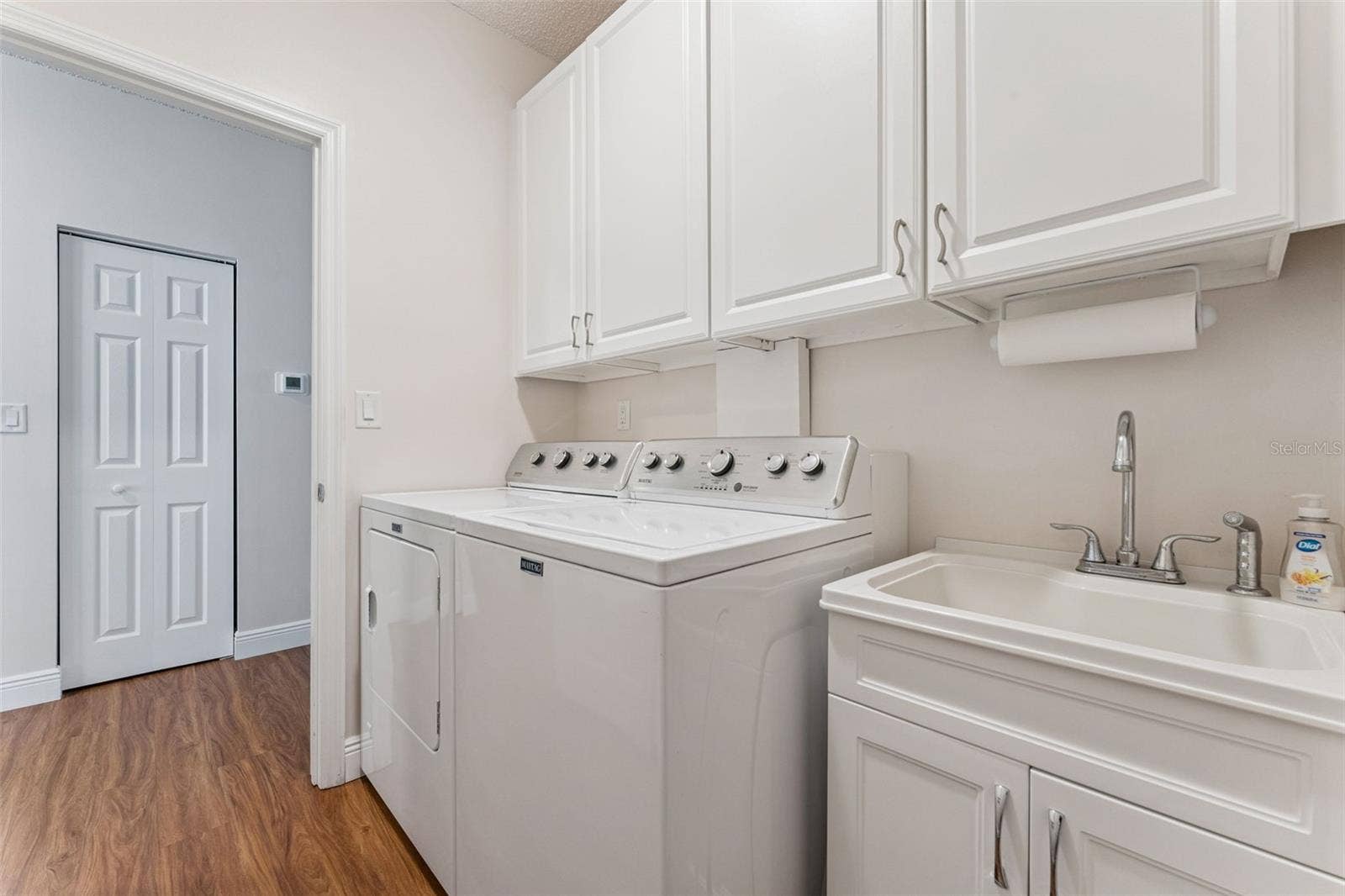 6' x 7' Utility Room w/ washer, dryer, laundry tub & storage cabinets