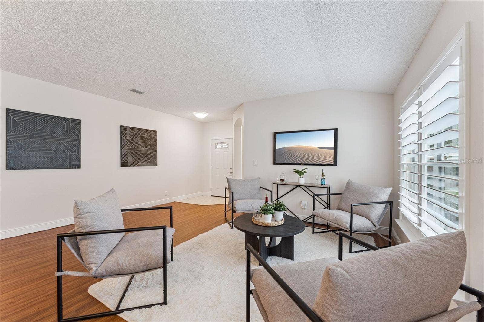 18' x 11'6" Living Room