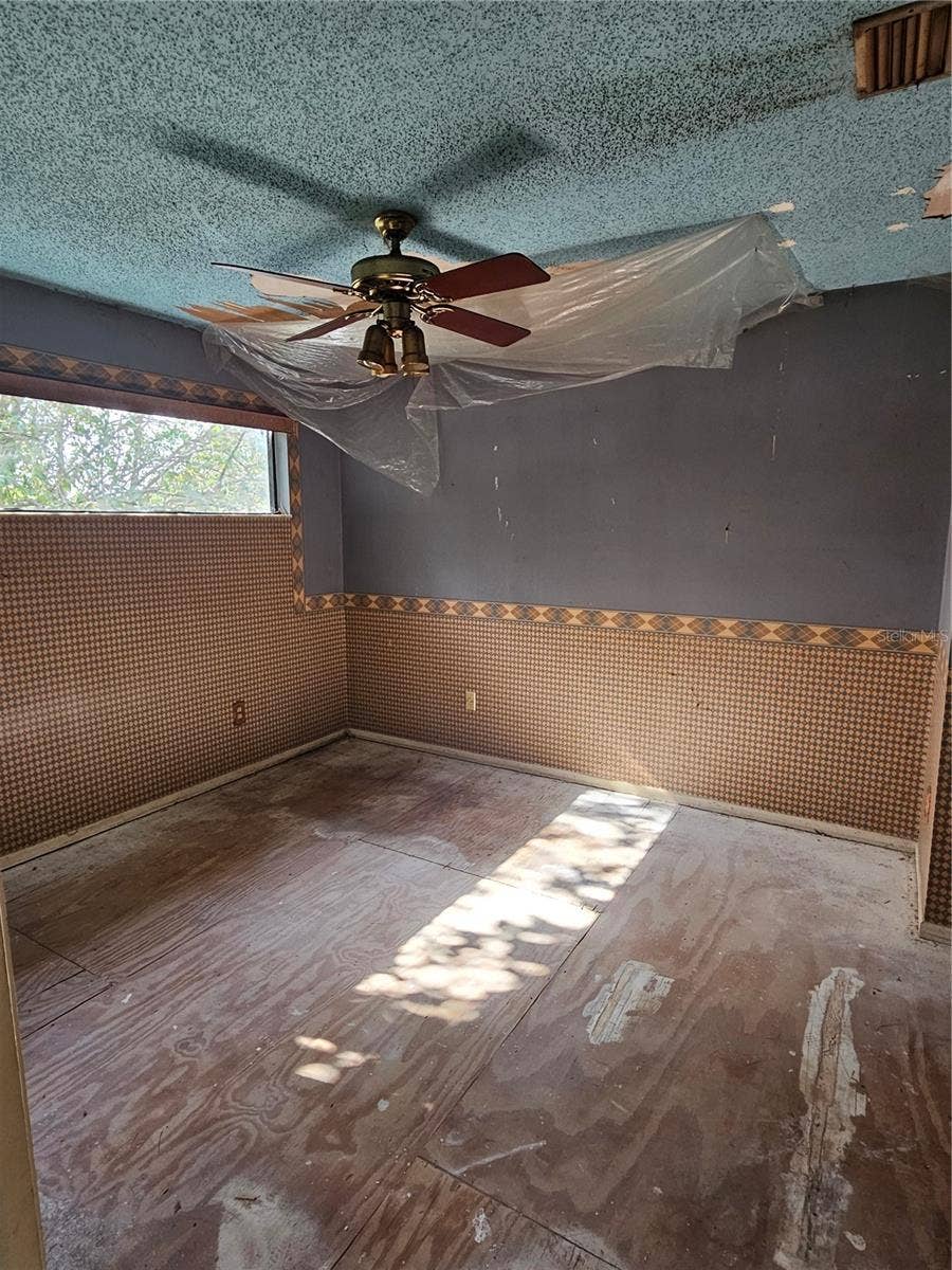 688 GOLDEN SUNSHINE CIRCLE, Orlando, FL 32807 688 GOLDEN SUNSHINE CIRCLE, Orlando, FL 32807