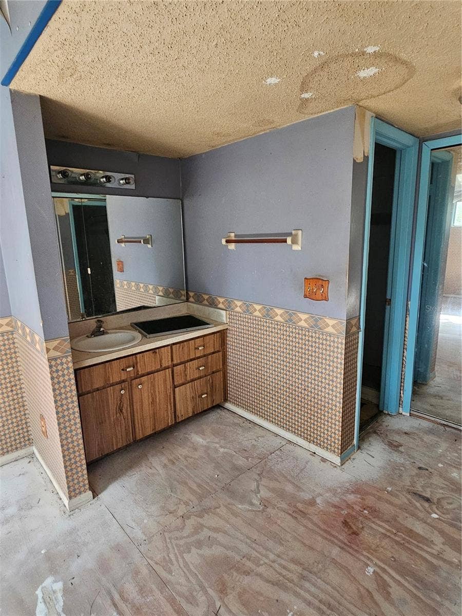 688 GOLDEN SUNSHINE CIRCLE, Orlando, FL 32807 688 GOLDEN SUNSHINE CIRCLE, Orlando, FL 32807