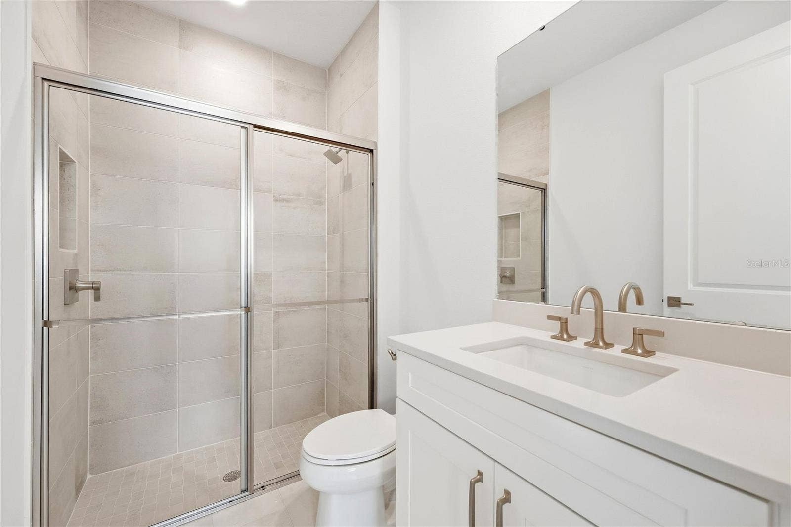 9317 LUMINARY BOULEVARD, Orlando, FL 32827 First floor en suite bath