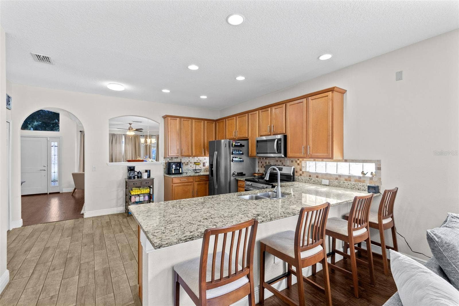 10337 ANDOVER POINT CIRCLE, Orlando, FL 32825 Kitchen with island